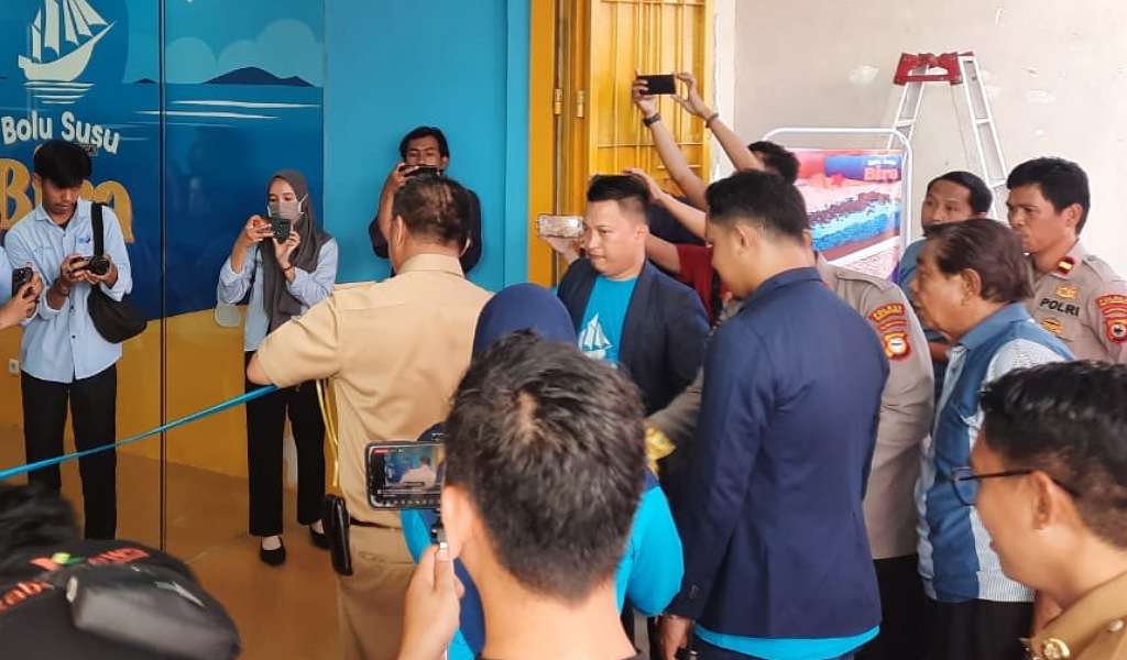 Bupati Bulukumba Resmikan Outlet Bolu Susu Bira, Saatnya Berburu Promo Spesial