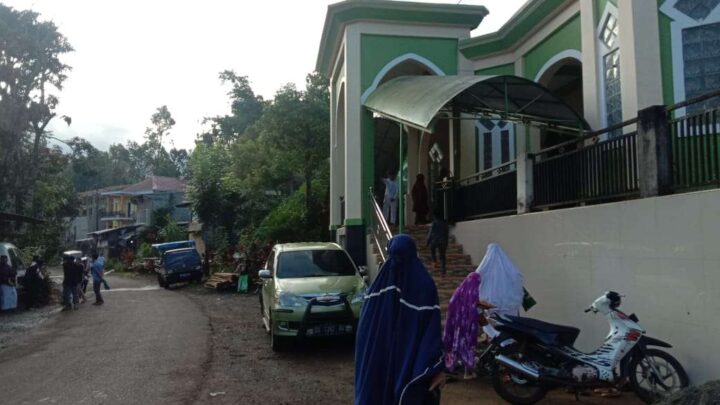 warga tombolo pao