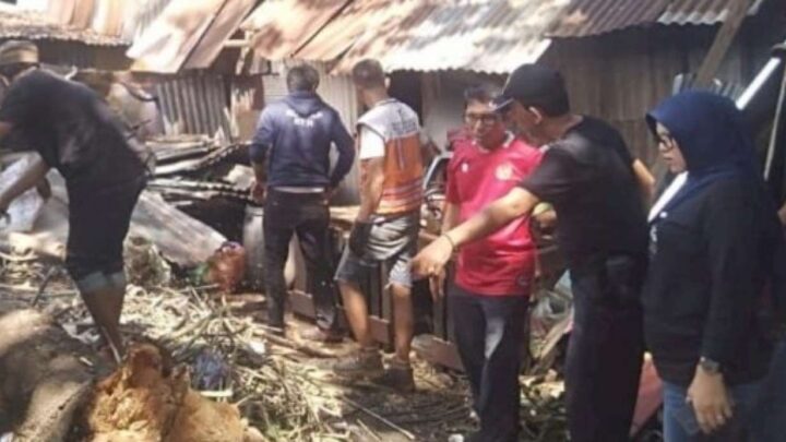Anggota DPRD Makassar Muchlis Misbah Tinjau Rumah Warga yang Tertimpa Pohon dprd makassar