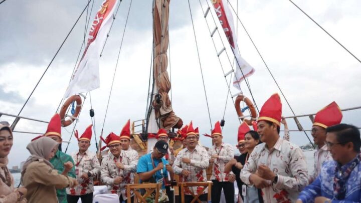 Tiga Kapal Phinisi Antar Rombongan Wali Kota se-Indonesia Keliling Pantai Losari Makassar kapal phinisi makassar