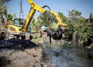 Antisipasi Genangan, Tim Satgas Drainase Dinas PU Makassar Bergerak Normalisasi Saluran