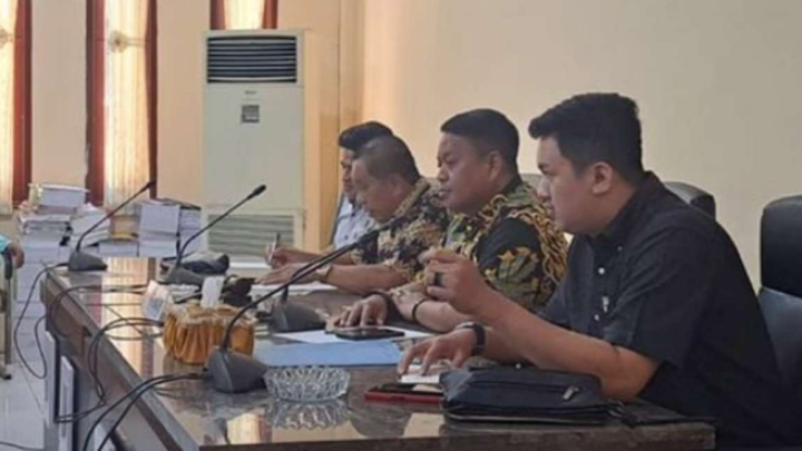 Dihadiri Disnaker, DPRD Pangkep Gelar Rapat Dengar Pendapat dprd pangkep