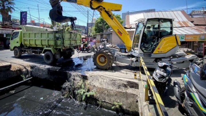 Dinas PU Makassar Antisipasi Genangan dengan Pengerukan Saluran Sekunder dinas pu makassar