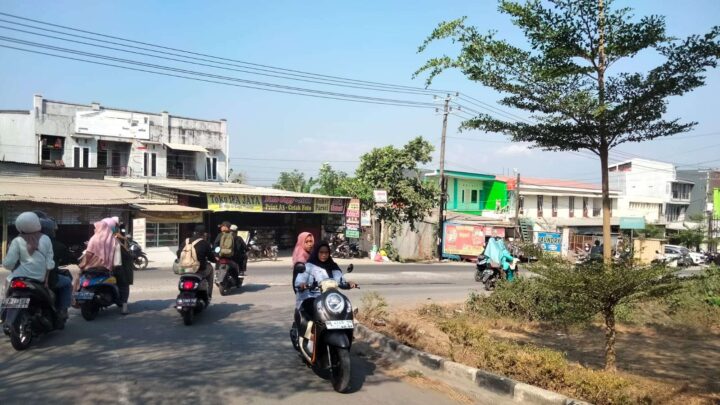 Dampak Kemarau Panjang, Mahasiswa UIN Alauddin Makassar Keluhkan Debu Jalanan uin alauddin makassar