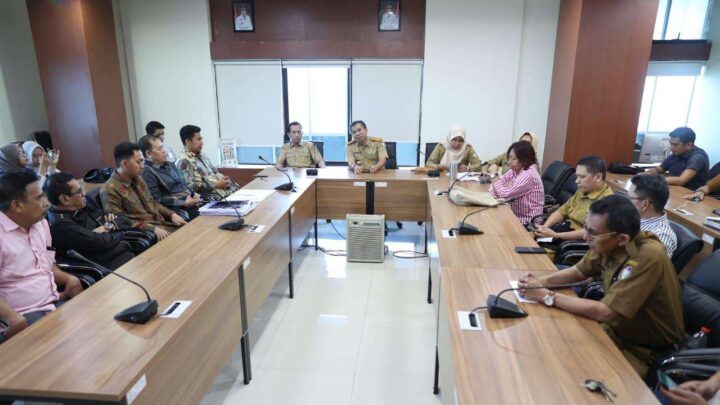 Kesbangpol Mediasi KSU Bina Duta dengan Perumda Pasar Makassar Raya kesbangpol makassar