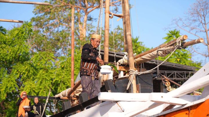 Tradisi Anyorong Lopi dalam Kegiatan Festival Pinisi XII di Bonto Bahari tradisi anyorong lopi