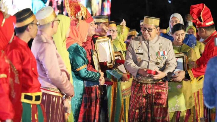 Berdedikasi, Pemkot Makassar Anugerahi Penghargaan Pegawai Teladan pemkot makassar