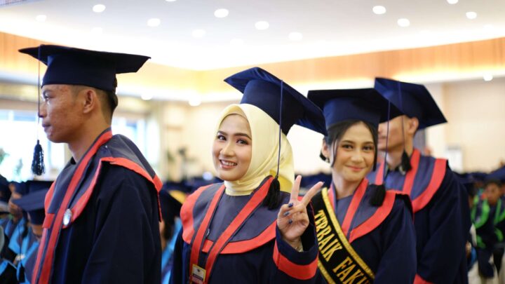Raih Prestasi Sebagai Wisudawan Terbaik II Unibos, Latifah: Orang Tua Adalah Motivasi Utama wisudawan terbaik unibos
