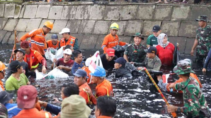 Antisipasi Banjir, Wali Kota Makassar Danny Pomanto Turun Langsung ke Kanal Bersihkan Sampah wali kota makassar