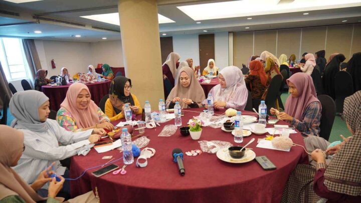 DWP Kota Makassar Berdayakan Perempuan Lorong Wisata Melalui Pelatihan Merajut dwp kota makassar