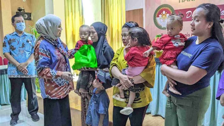 Spesial Hari Ibu, DWP Makassar Salurkan Bantuan Kesehatan untuk Anak Stunting dwp makassar