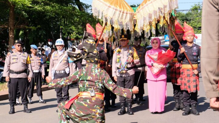 Tiba di Mapolda Sulsel, Kapolda Irjen Andi Rian Djajadi Disambut Tarian Paduppa mapolda sulsel