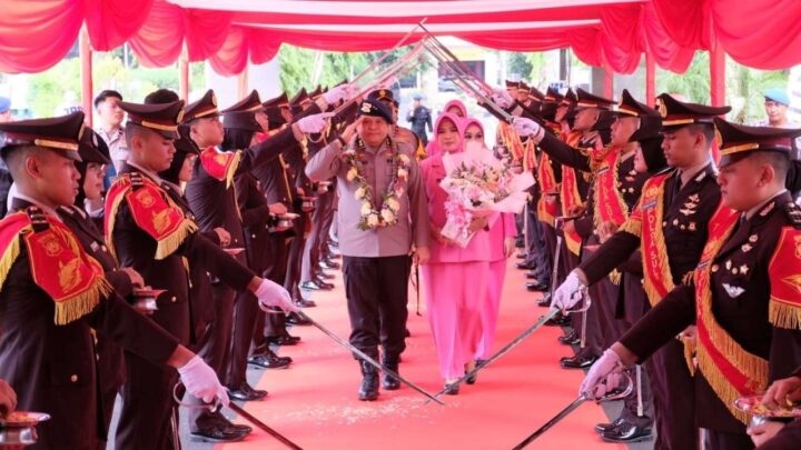 Pelepasan Kapolda Sulsel Lama, Irjen Setyo Boedi Moempoeni Dilepas dengan Tradisi Pedang Pora kapolda sulsel