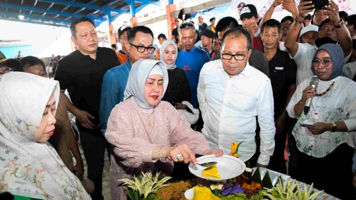 Resmikan Renovasi TPI Paotere, Ketua TP PKK dan Wali Kota Makassar Potong Tumpeng tpi paotere