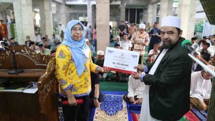 Plt Kadis Kominfo Makassar Ismawaty Nur Serahkan Bantuan Hibah 100 Juta ke Masjid Ihyatul Jamaah kadis kominfo makassar