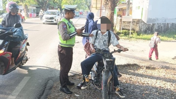 Pelajar Pengendara Motor Kedapatan Tak Pakai Helm, Satlantas Polres Gowa Beri Teguran Humanis satlantas polres gowa