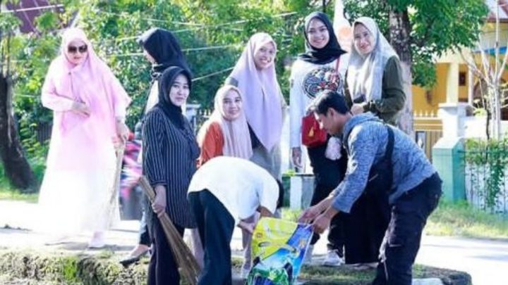 Bersihkan Jalan Raya, Sekretariat DPRD Pangkep Laksanakan Kerja Bakti dprd pangkep
