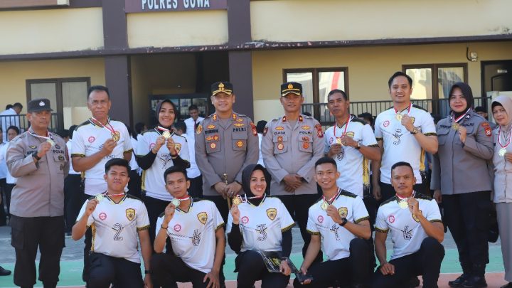 Usai Apel Pagi, Kapolres Gowa Pimpin Acara Penyerahan Hadiah Bola Voli Liga Ramadhan kapolres gowa