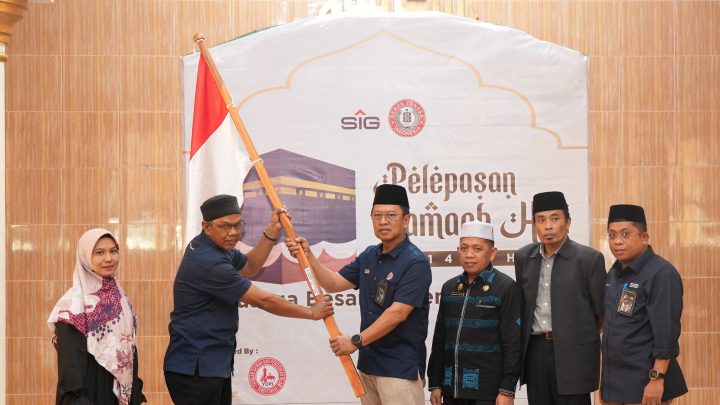 21 Jemaah Calon Haji Keluarga Besar Semen Tonasa Dilepas Direksi 21 Jemaah calon haji