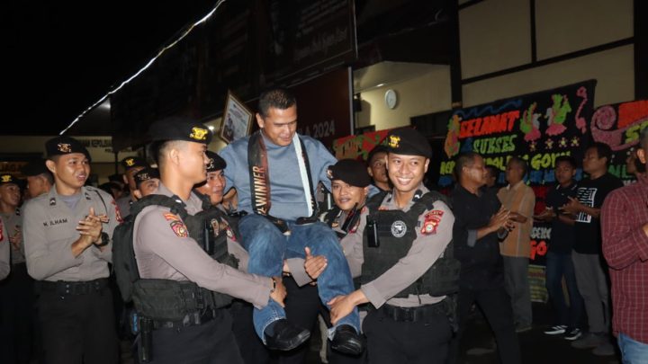 Usai Terima Penghargaan, Kapolres Gowa Dibopong Oleh Personelnya Masuk ke Mako kapolres gowa