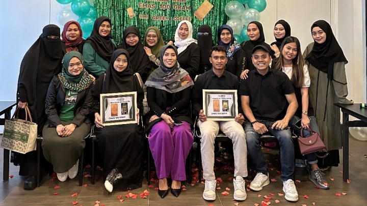 Umi Green Coffee Berikan 400 Gram Emas kepada Member Berprestasi umi green coffee