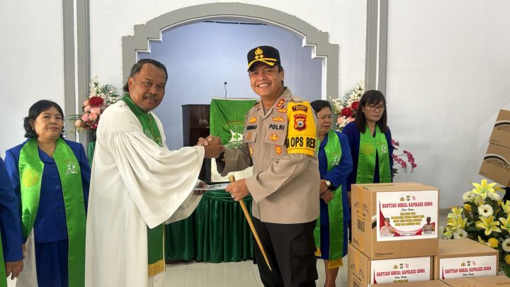 Lewat Program Minggu Kasih, Kapolres Bersama Personel Polres Gowa Berbagi ke Gereja program minggu kasih
