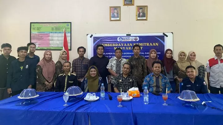 Inovasikan Sekolah Mandiri, Unibos Selenggarakan Pelatihan Digital di SMAN 7 Pangkep sekolah mandiri