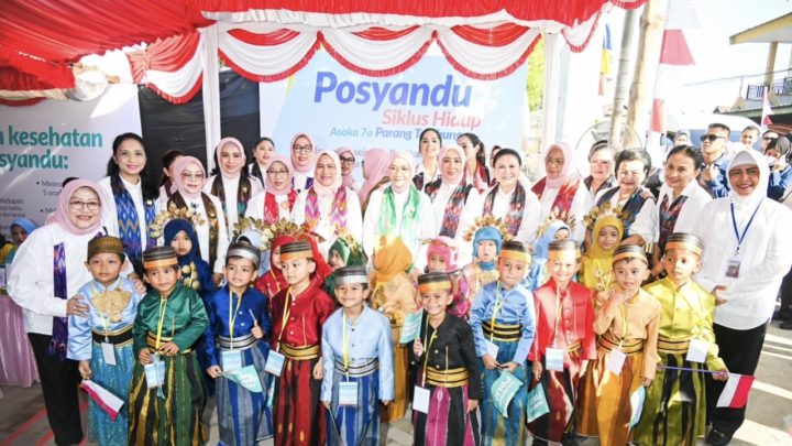 Iriana Jokowi Serahkan Baby Care Set di Posyandu Asoka 7A Kecamatan Tamalate Makassar iriana jokowi makassar