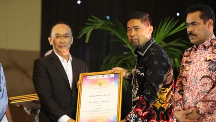 Pjs Wali Kota Makassar Terima Penghargaan Gerakan Toilet Bersih dari Pemprov Sulsel pjs wali kota makassar