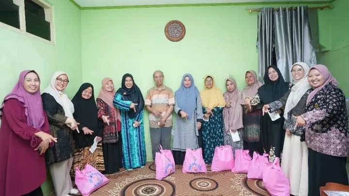 Sambut HUT Ke-24, KIKST Semen Tonasa Gelar Anjangsana dan Salurkan Bantuan ke Purnabakti istri semen tonasa