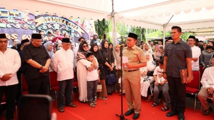 Tangis Danny Pomanto Pecah Saat Upacara Pelepasan Jenazah Almarhum Camat Ujung Pandang Syahrial Syamsuri danny pomanto