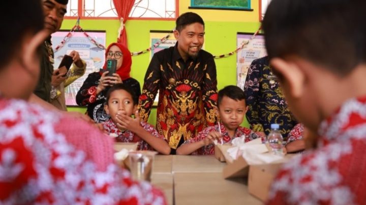 Pjs Wali Kota Arwin Azis Apresiasi Program Hasanuddin Peduli Anak Sekolah di Makassar pjs wali kota makassar