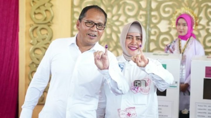 Indira Yusuf Ismail Salurkan Hak Pilih di TPS 001 Maricaya Selatan indira yusuf ismail