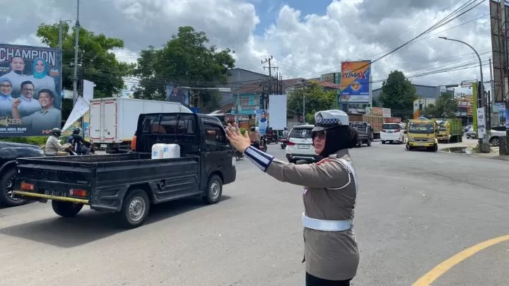 Polwan Polres Gowa Atur Lalu Lintas Saat Masyarakat Laksanakan Ibadah Shalat Jumat polres gowa