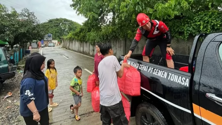 Semen Tonasa Turunkan Tim TRC Bantu Para Korban Bencana Semen Tonasa