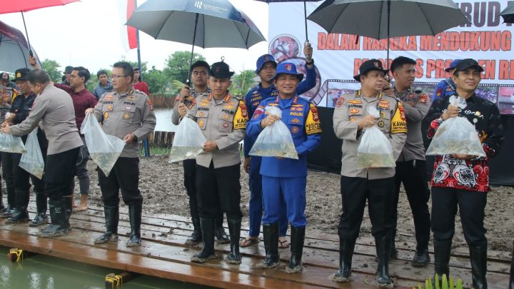Tabur 10 Ribu Benih Ikan, Polda Sulsel Dukung Ketahanan Pangan Nasional polda sulsel