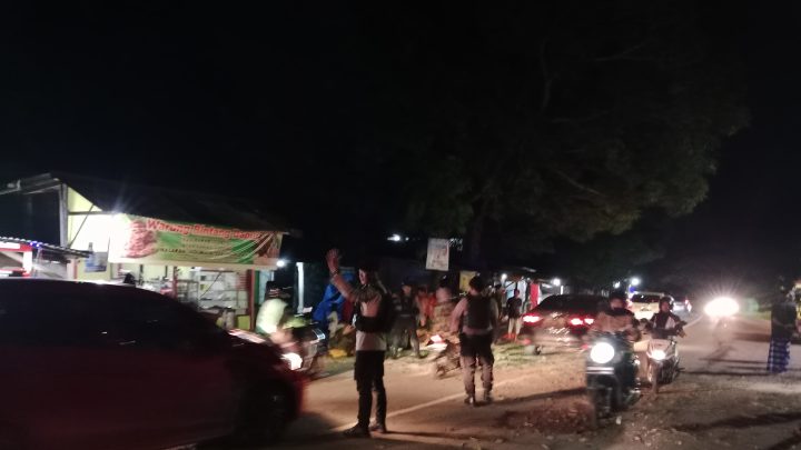 Respon Cepat, Personel Sat Samapta Polres Gowa Urai Kemacetan Akibat Pohon Tumbang samapta polres gowa