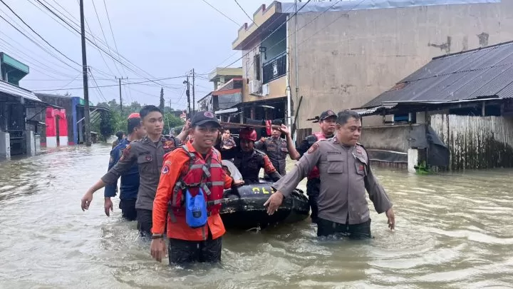 Gunakan Perahu Karet, TNI-Polri dan BPBD di Gowa Salurkan Bantuan Ke Warga yang Terdampak Banjir tni polri gowa