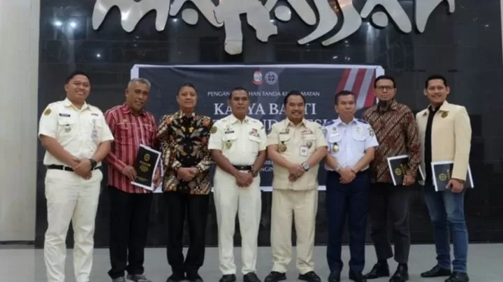 Wali Kota Makassar Terima Tanda Kehormatan Karya Bakti Putera Indonesia oleh Purna Paskibraka Indonesia wali kota makassar