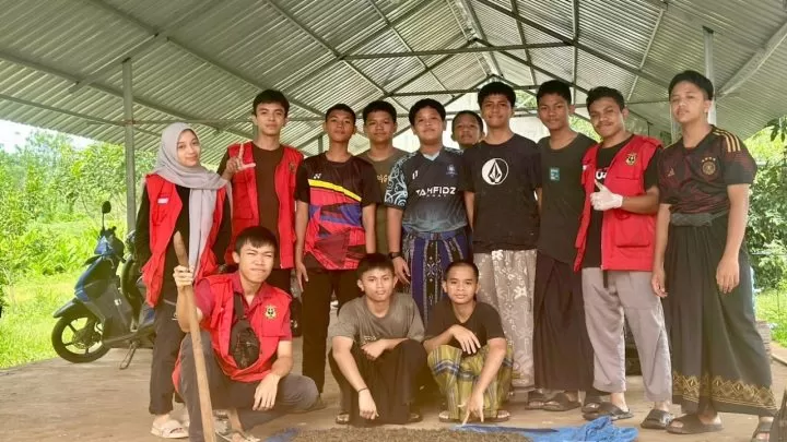 Mahasiswa KKN 113 Unhas Gelar Pelatihan Pembuatan Pupuk Organik di Ponpes Agrowisata Tahfidzul Qur'an mahasiswa kkn unhas