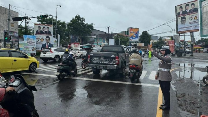 Polwan Polres Gowa Laksanakan Pengamanan Salat Jumat di Sejumlah Masjid polres gowa