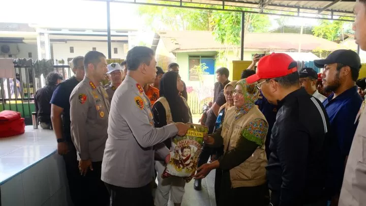 Kapolda Sulsel Tinjau Lokasi Banjir di Antang, Salurkan Bantuan untuk Warga Terdampak polda sulsel