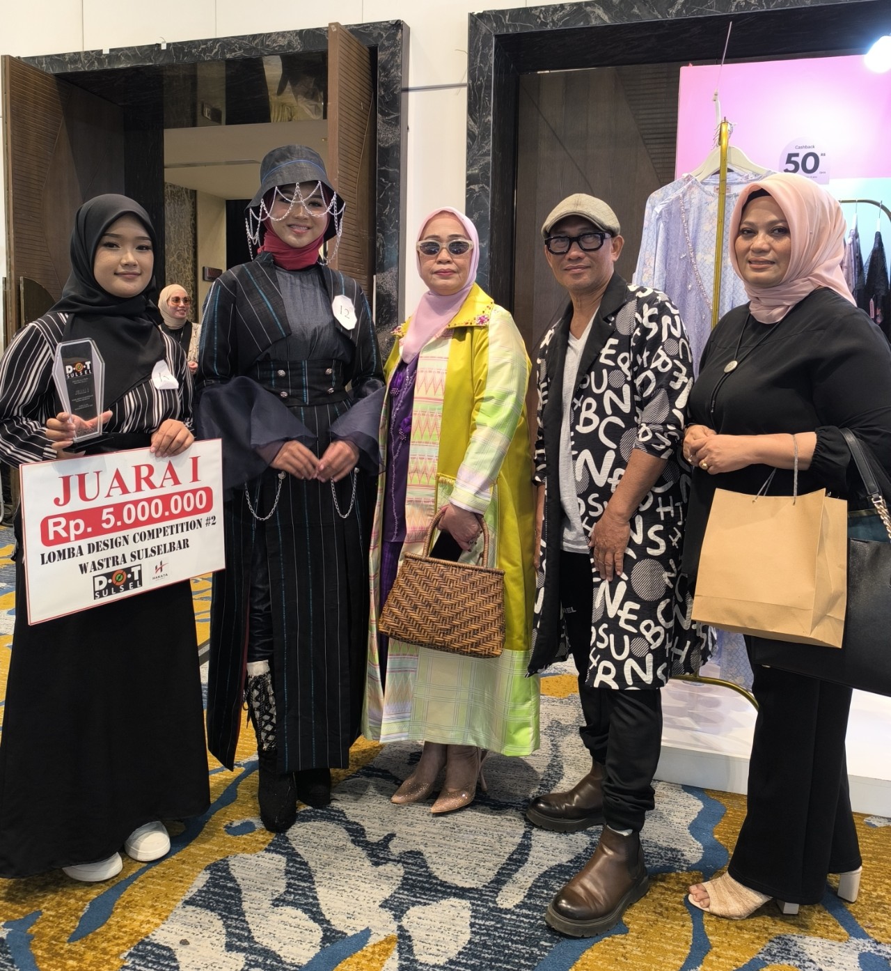 Olah Kain Tenun Kajang, Sri Wahyuni Musfira Juara I Lomba Desain Competition Wastra Sulsel