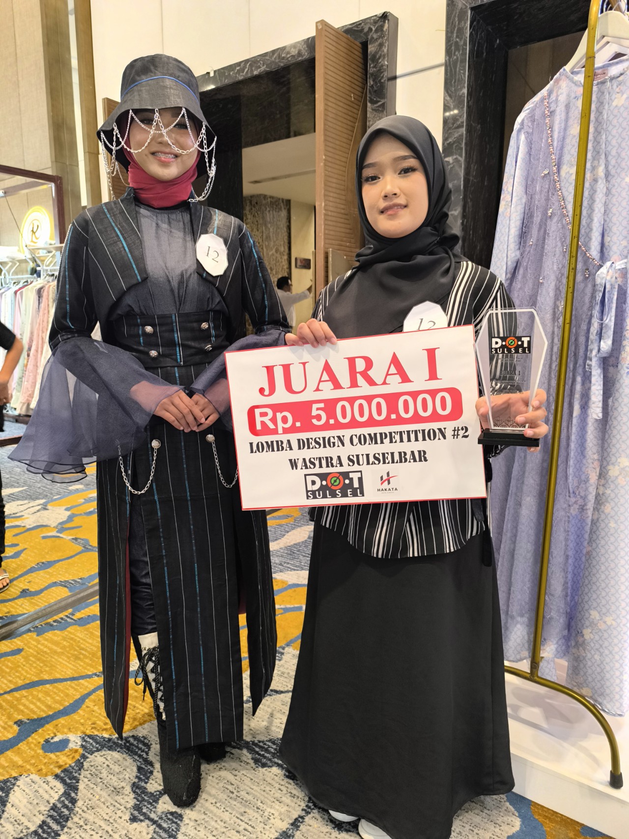 Olah Kain Tenun Kajang, Sri Wahyuni Musfira Juara I Lomba Desain Competition Wastra Sulsel