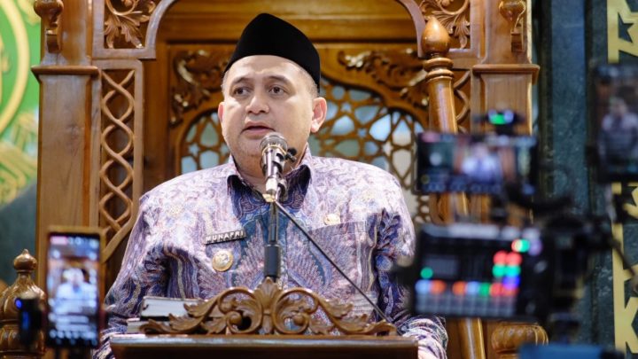 Wali Kota Makassar Tarawih Bersama Jemaah Masjid Raudhatul Muflihien wali kota makassar