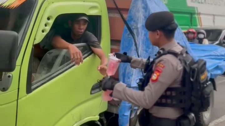 Patroli Perintis Presisi Dit Samapta Polda Sulsel Berbagi Takjil kepada Pengguna Jalan polda sulsel