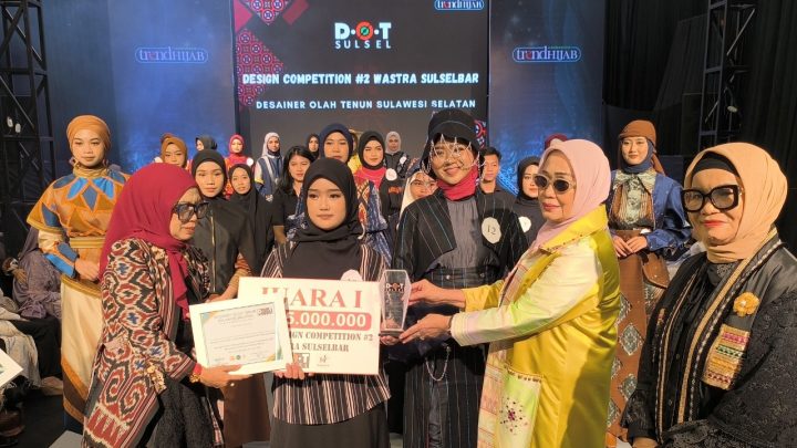 Olah Kain Tenun Kajang, Sri Wahyuni Musfira Juara I Lomba Desain Competition Wastra Sulsel