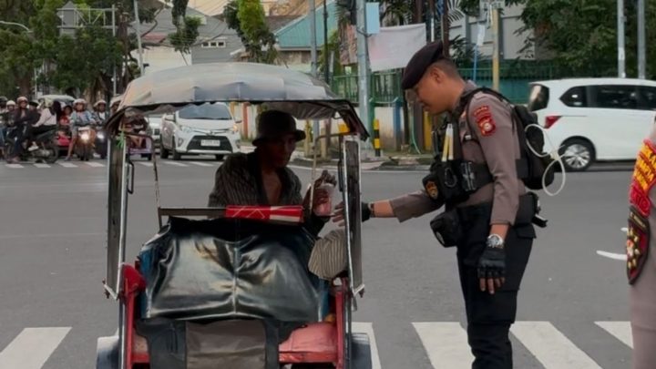 Bulan Ramadhan, Patroli Perintis Presisi Dit Samapta Polda Sulsel Berbagi Takjil Untuk Masyarakat samapta polda sulsel