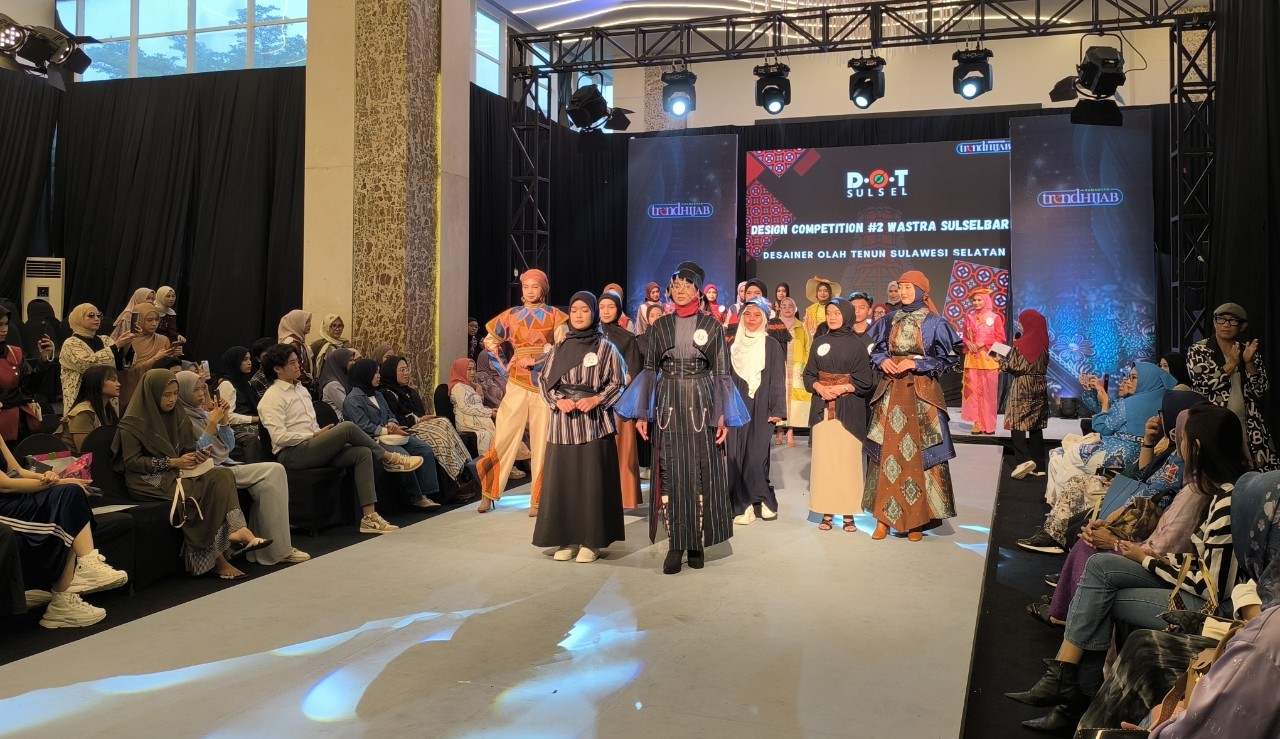 Olah Kain Tenun Kajang, Sri Wahyuni Musfira Juara I Lomba Desain Competition Wastra Sulsel