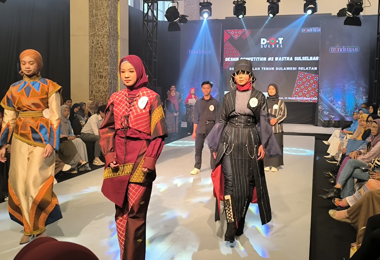 Olah Kain Tenun Kajang, Sri Wahyuni Musfira Juara I Lomba Desain Competition Wastra Sulsel